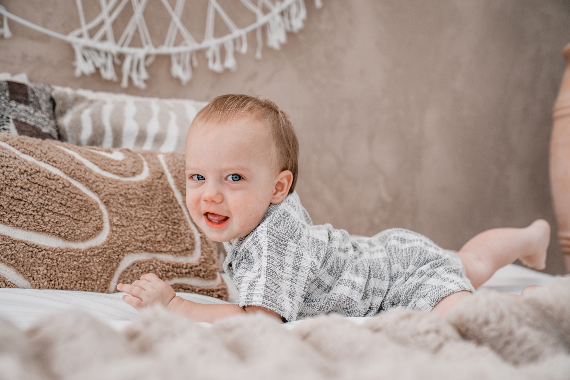 Een baby op het bed in het zachte daglicht van de kas