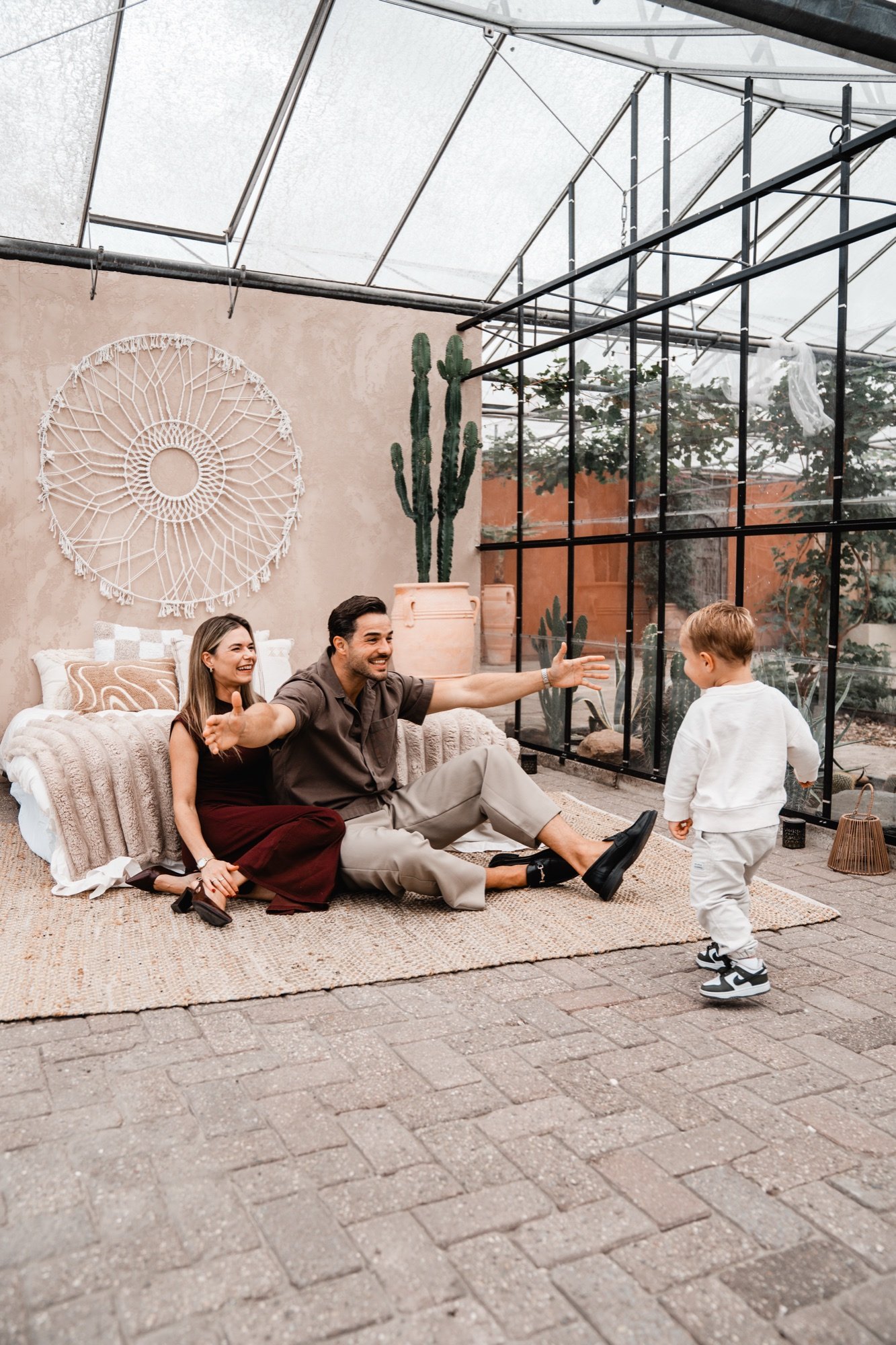 Ouders ontvangen hun kindje met open armen in de kas